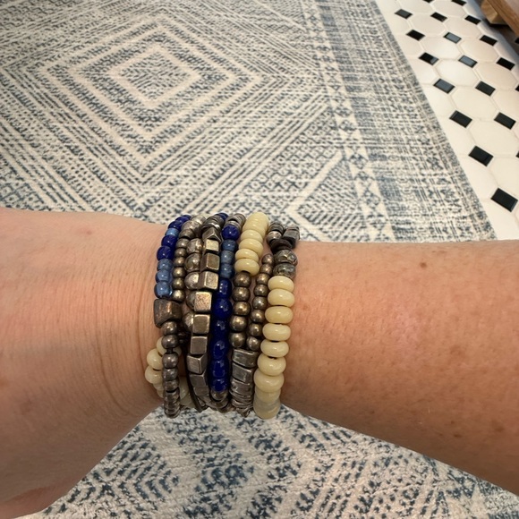 Uno de 50 Beaded bracelet with Blue and Cream Accents - Picture 4 of 5